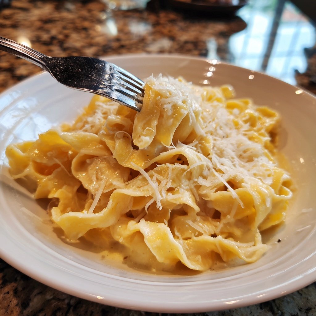 Romantische Pasta mit Sahnesauce und Parmesan